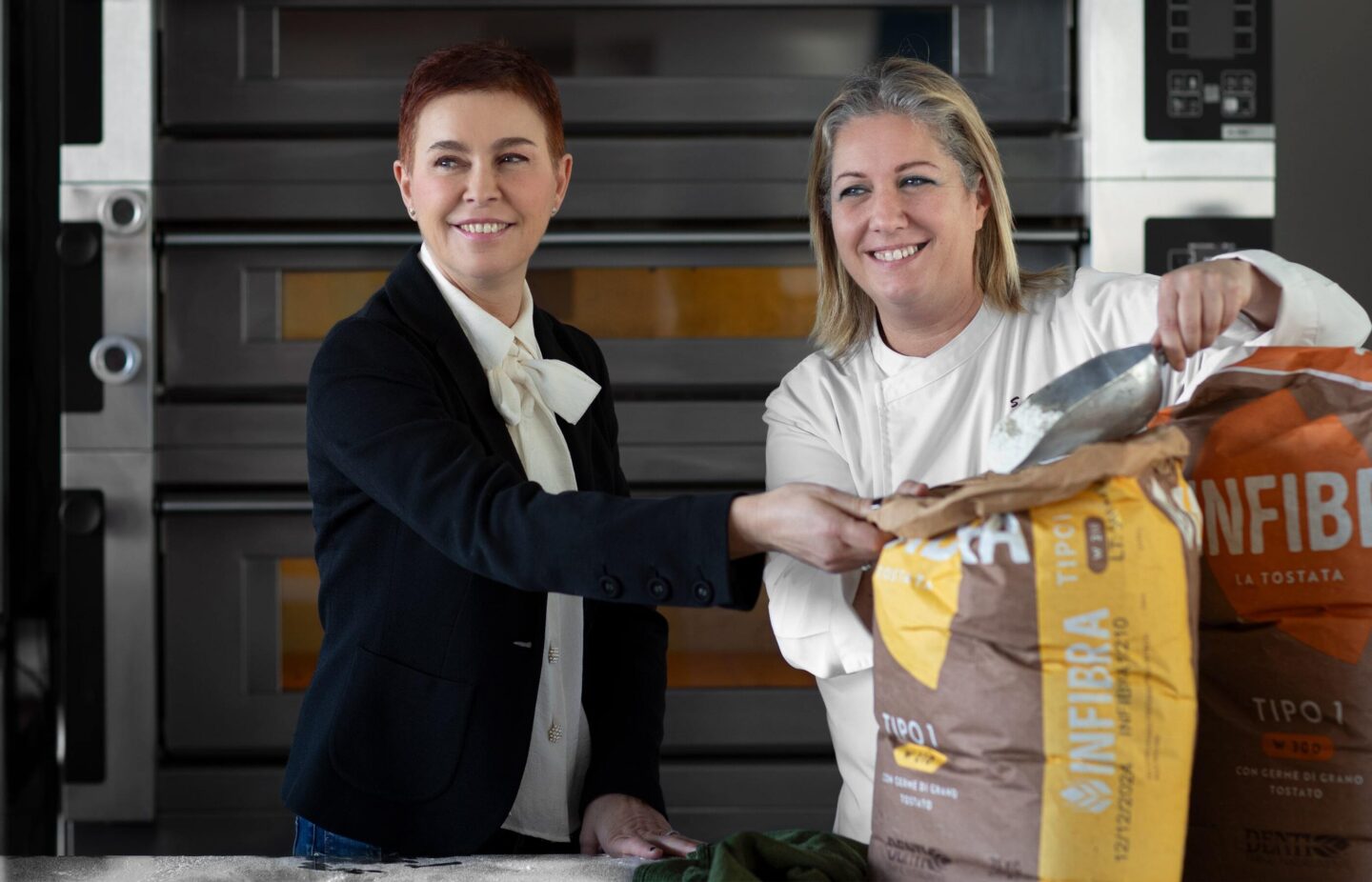 Sabrina e Sandra al Denti Lab con sacchi Infibra